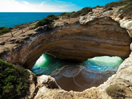 Encantos e mistérios: 8 grutas em Portugal para conhecer este verão