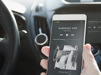 Como ouvir música do telemóvel no carro: 5 opções práticas