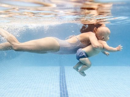 Natação para bebés: benefícios e cuidados a ter