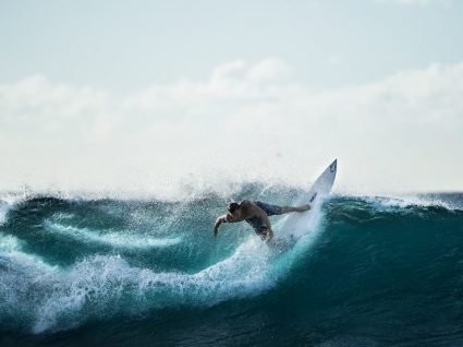 As 8 melhores escolas de surf em Portugal: leve a vida em cima de uma prancha