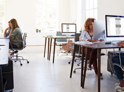 pessoas a trabalhar num escritório