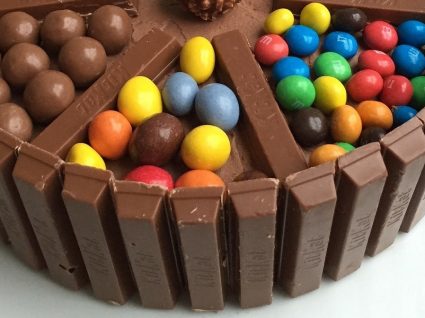 Duas receitas para fazer o bolo kit kat perfeito (e dar asas à imaginação)