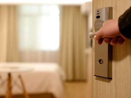 Descubra a primeira coisa que deve fazer quando entra num quarto de hotel