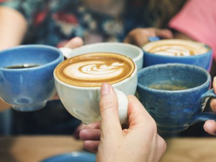 Há mesmo uma hora certa para beber café: descubra!