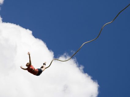 Já pensou em saltar de Bungee Jumping? Saiba tudo sobre essa experiência radical