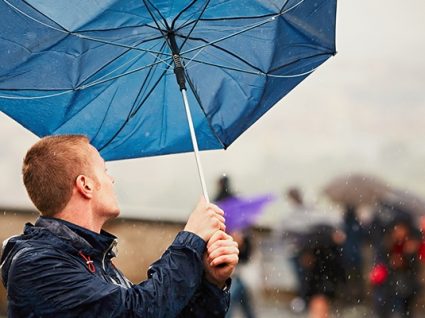 Prepare guarda-chuva e um bom casaco: depressão Helena deixa Portugal em alerta vermelho