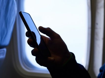 Não tem o telefone em modo de voo no avião? Arrisca-se a conta choruda