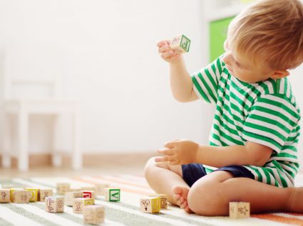 As 8 coisas mais sujas nas quais o seu filho toca todos os dias