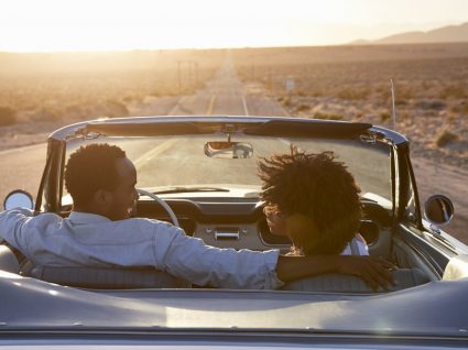 Casal viaja de carro