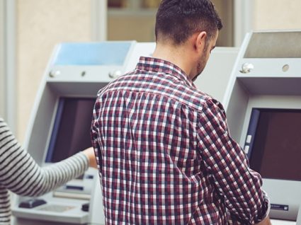 Comissões no Multibanco? Deco avisa que lei proíbe cobrança