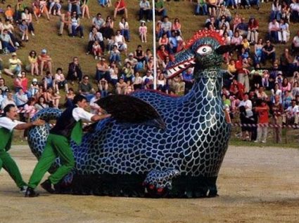 Festa da Coca: cavaleiros e dragões lutam em Monção