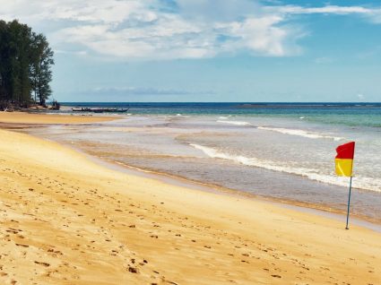 Há uma nova bandeira nas praias e é vermelha e amarela