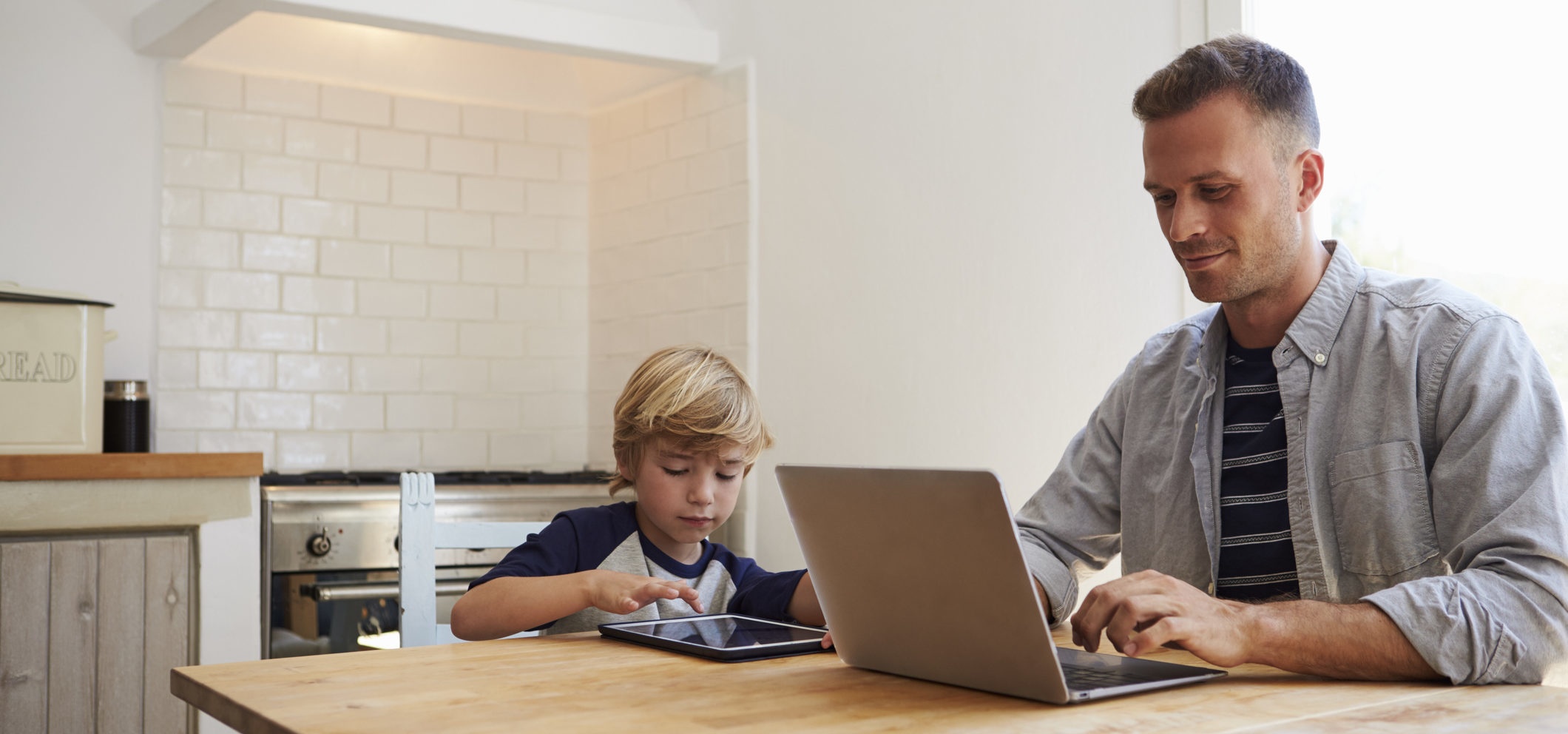 Портрет школьника с компьютером картина. Пароль от компьютера отца schoolboy. Ребенок за компьютером. Father's work. Папа и сын за компьютером.