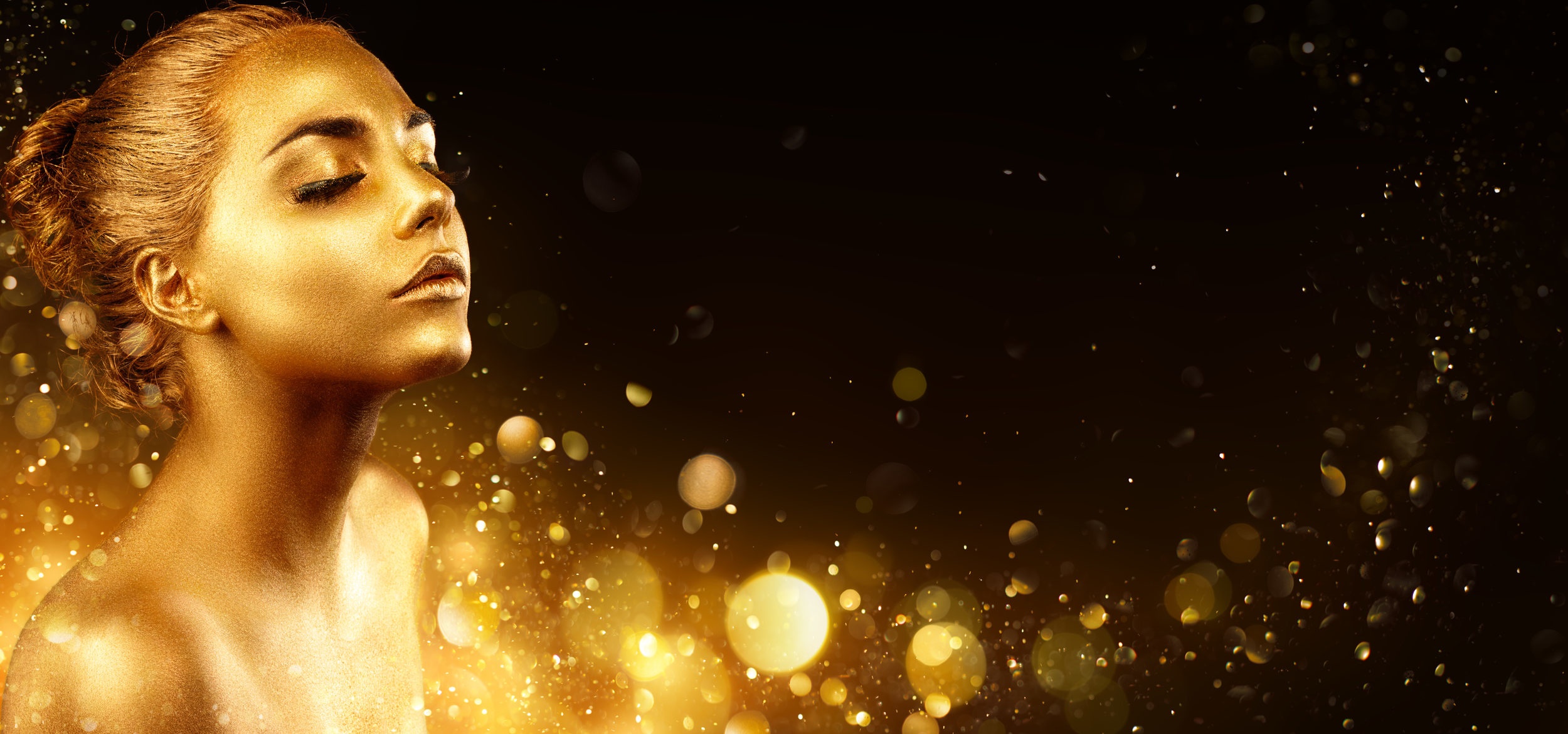 Girl is gold. Девушка в золоте. Девушка на золотом фоне. Девушка в золотом на черном фоне. Лицо девушки в золоте.