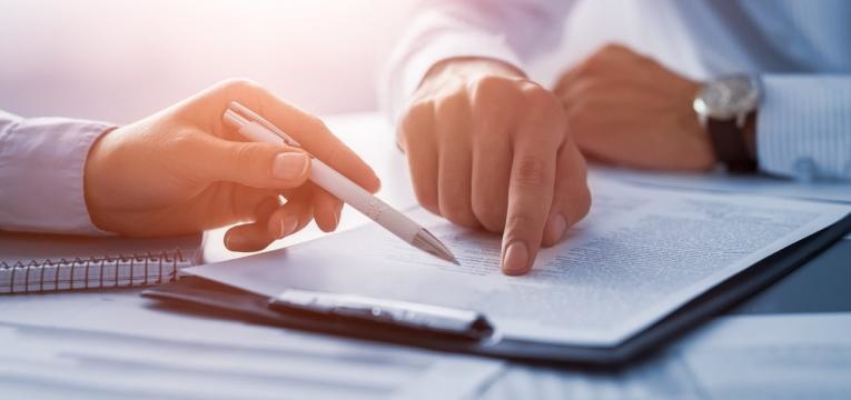 pessoas a conferir um documento
