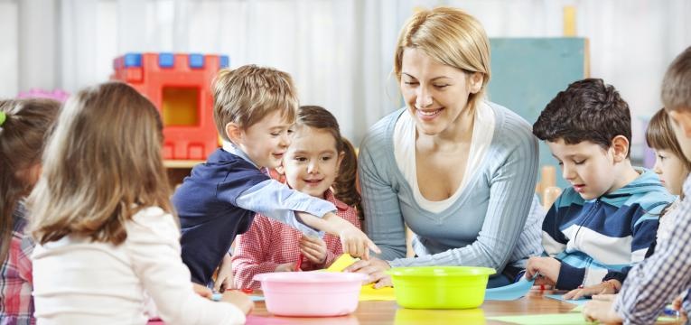 Crianças e educadora a fazer atividades no infantário