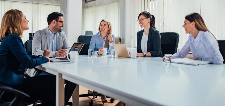 colegas de trabalho numa mesa de reunião