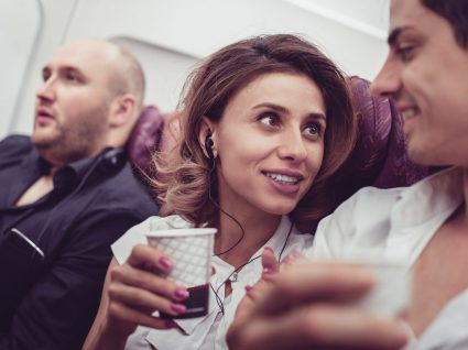 Vai pedir chá ou café num avião? Pense duas vezes