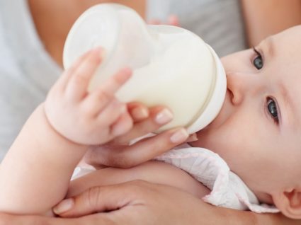 Refluxo do bebé: causas, sintomas e tratamento