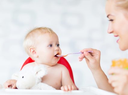 Alimentação de bebé de 6 meses: o que muda