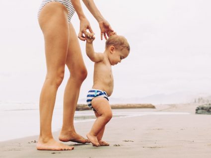 Chegaram as primeiras idas à praia com o bebé e há cuidados a ter!