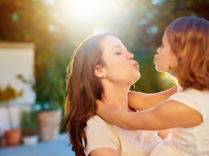 Os pais devem beijar os filhos na boca: sim ou não?