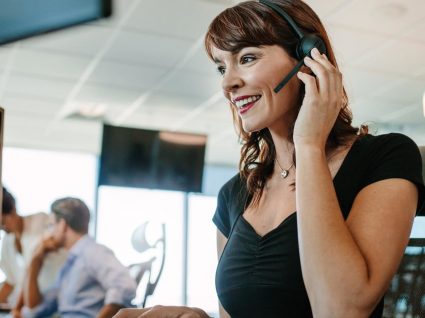 Melhor forma de atender o telefone no trabalho: 8 dicas