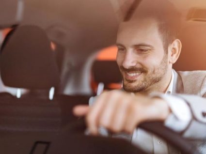 Saiba como se livrar do mau cheiro no carro em 4 passos