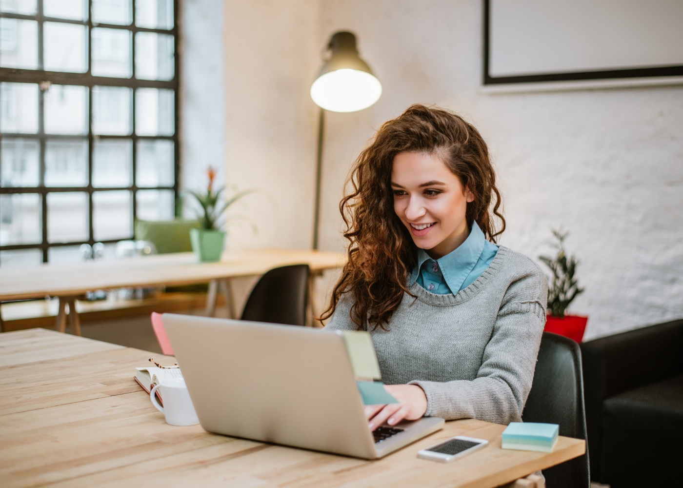 jovem a realizar a candidatura à universidade online