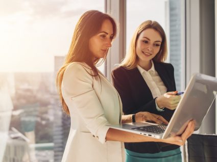 mulheres a analisar lista da top employers portugal