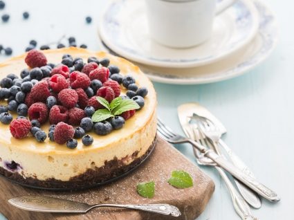Receita incrível de bolo de queijo e frutos vermelhos