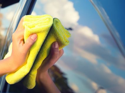 Como limpar os vidros do carro de forma eficaz