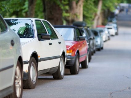 Estacionar o carro à sombra ajuda a poupar combustível