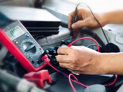 Como carregar a bateria do carro: 3 soluções