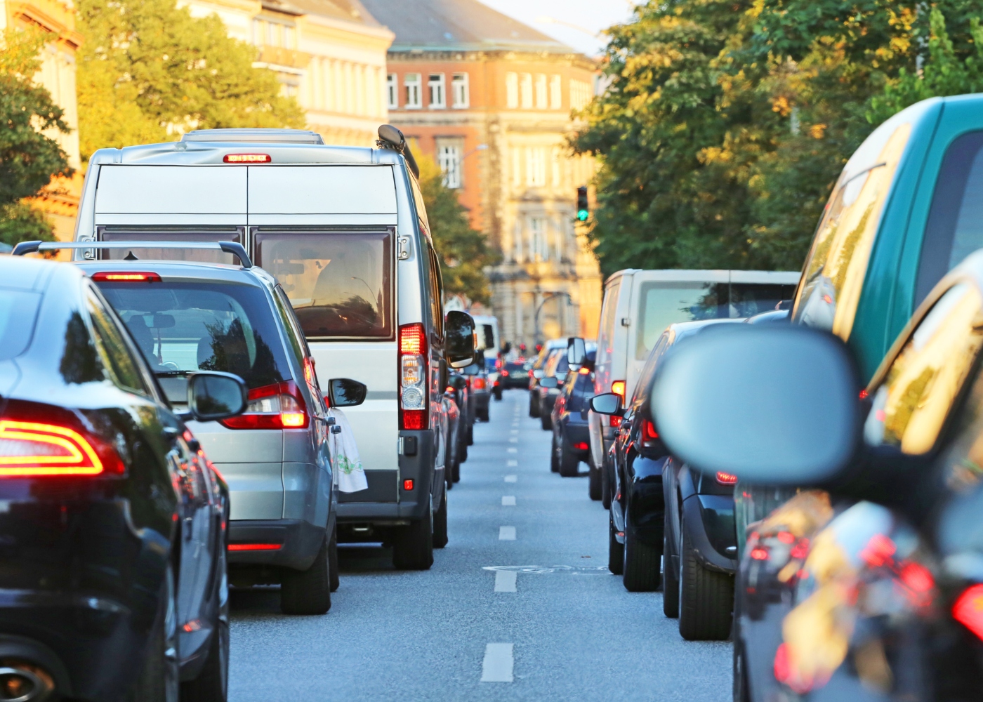 condutores numa fila de trânsito a conduzir em portugal com carta estrangeira