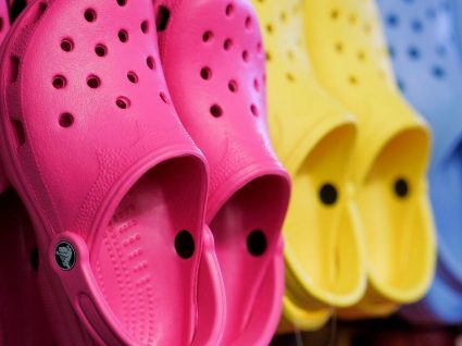 As famosas Crocs podem fazer mal aos pés