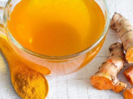 Chá de curcuma: propriedades, benefícios e como preparar