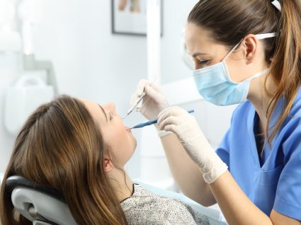 7 hábitos na origem de dentes estragados