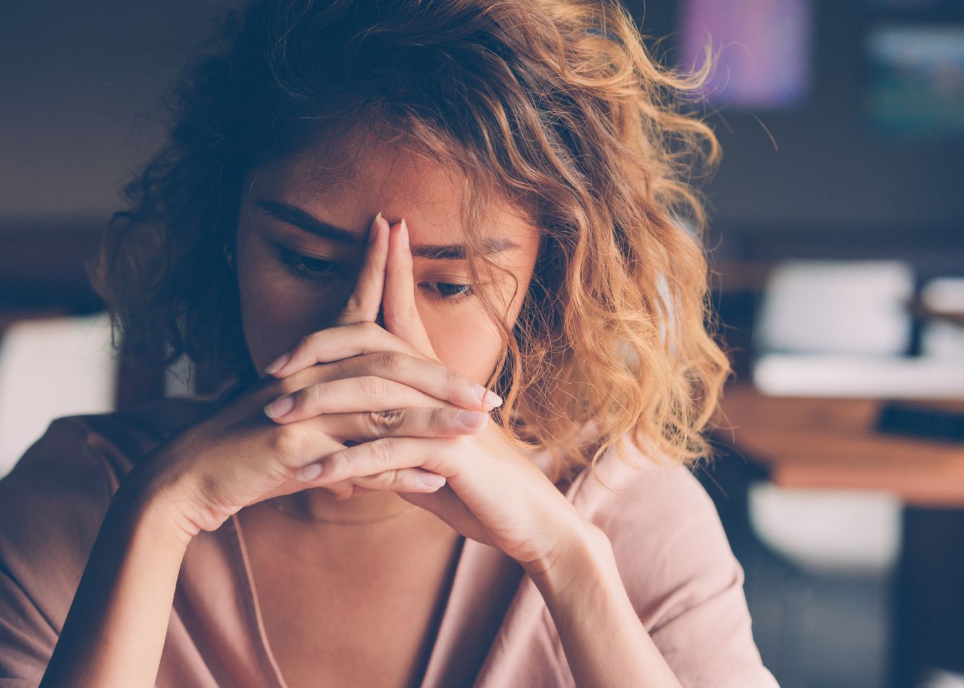 mulher com mãos na cara a sofrer de depressão de domingo