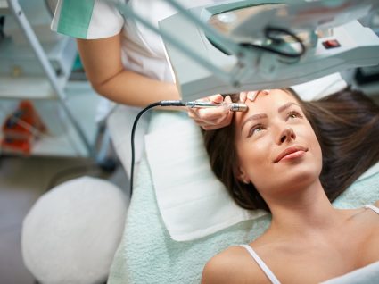 4 tratamentos dermatológicos que são um desperdício de dinheiro