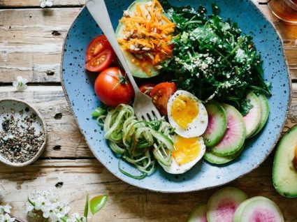 3 receitas de saladas rápidas para dias com muita pressa