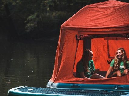 Esta tenda insuflável permite acampar na água