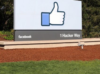 O Facebook vai contratar e quer pessoas que dominem o português