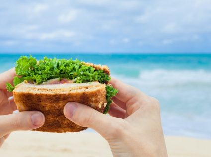 7 ideias de lanches para levar à praia e viver o calor cheio de sabor