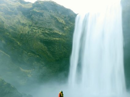 Corra para a Islândia: há um festival de música numa cascata