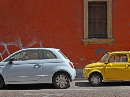 A evolução de modelos históricos para os dias de hoje: 10 carros icónicos