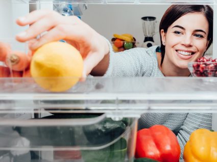 Como limpar o frigorífico sem desperdícios