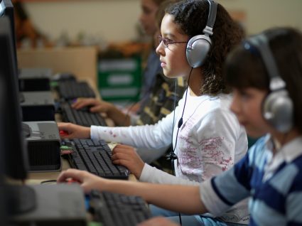 alunos na escola a usar manuais digitais