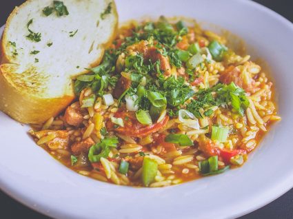 Saiba como fazer arroz malandrinho de tomate