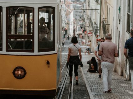 Descubra a nacionalidade dos turistas que visitam Portugal